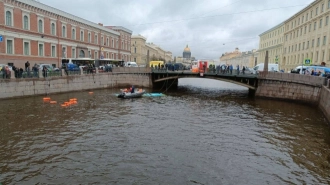 Водителю упавшего с Поцелуева моста автобуса продлили арест на три месяца