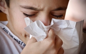 Роспотребнадзор назвал основными симптомами омикрона слабость, кашель и температуру