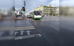 На Аничковом мосту столкнулись автобус и легковушка 