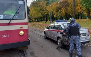 Неадекватный петербуржец полчаса не выпускал трамваи из депо на проспекте Стачек