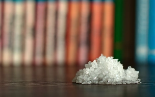 Двухлетняя петербурженка обожгла пищевод кристаллами из набора "Юный химик"