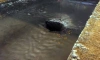 Холодная вода затопила проезжую часть на Октябрьской набережной Петербурга