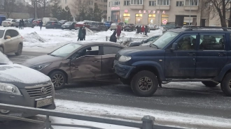 Около метро "Академическая" столкнулись две иномарки