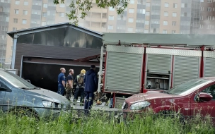 Четыре автомобиля сгорели на паркинге по проспекту Большевиков