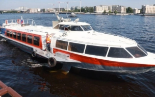 Водный маршрут от набережной Макарова до Петергофа возобновили в Петербурге