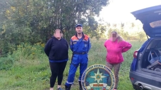 Двух заблудившихся в лесу под Тосно женщин вывели к машине спасатели