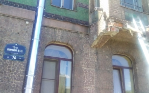 Специалисты не успели обследовать фасад дома на Васильевском острове до обрушения