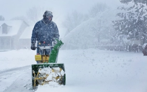 Более 6 тысяч дворников вышли на борьбу со снегом и гололедицей