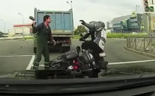 Водитель мусоровоза в Петербурге напал на мотоциклиста