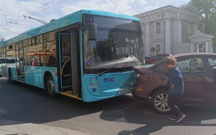 На углу Невского проспекта и Караванной улицы автобус влетел в "Мазду"