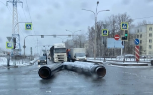 Большегруз растерял трубы на перекрёстке Ленинского и Кубанской