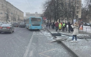 На Варшавской улице автобус влетел в остановку. Есть погибшая