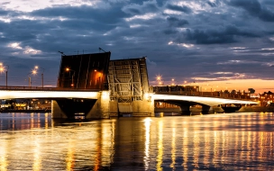 В ночь на пятницу в Петербурге разведут пять мостов