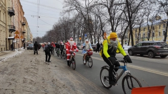 В Петербурге 18 января пройдет очередной традиционный XII Велопарад Дедов Морозов и Снегурочек