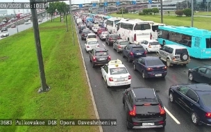 Пробка на Пулковском шоссе вынудила пассажиров автобусов идти пешком 