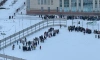 В Калининском районе школьников массово выводят на улицу из-за сообщений о заминировании