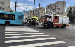 На Светлановском проспекте автобус вылетел на тротуар и сбил пешеходов