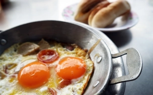 Диетолог рассказал о вреде жареных яиц с колбасой