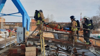 У пожарных прошли учения на корабле в Кронштадте