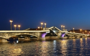 В ночь на вторник в Петербурге разводили пять мостов