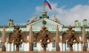 Губернатор и председатель ЗакСа поздравили петербуржцев с Днем флага России