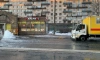 Утром на Краснопутиловской улице из-под земли бил фонтан