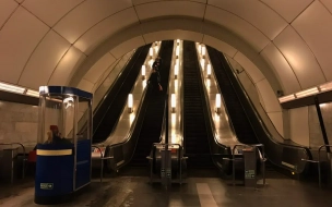 В Петербурге выбрали компании, которые будут убирать станции метро до 2025 года