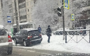 В Петербурге иномарка чуть не влетела в людей на остановке