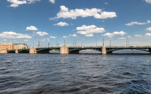 Петербуржцы могут воспользоваться паромной переправой через Неву на время ремонта Биржевого моста