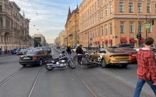 Байкер попал под колёса такси на Литейном проспекте