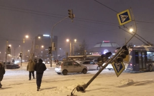 Ветер сдул светофор на перекрёстке Ленинского и Народного Ополчения