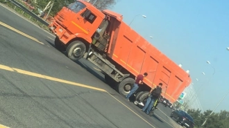 Мужчина на самокате врезался в самосвал во Всеволожском районе Ленобласти 