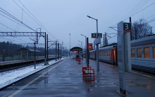 Тепловоз частично сошел с рельсов около железнодорожной станции "Сортировочная"