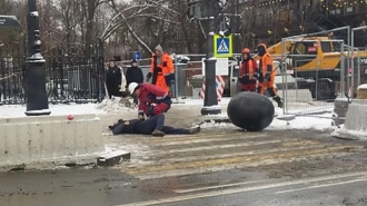 Огромный резиновый шар сбил прохожего у Петропавловской крепости