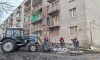 Сотрудники ГИБДД проверят поврежденные в результате атаки беспилотника на Пискаревском проспекте автомобили