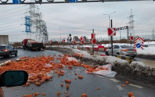 В Колпино грузовик уронил на дороге кирпичи