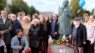 Памятник основателю ТЮЗа Александру Брянцеву открыли на Пионерской площади