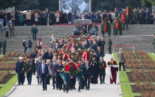 85 лет назад началась блокада Ленинграда: на Пискаревском кладбище почтили память погибших