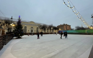 На Манежной площади Петербурга при поддержке Сбера открылся бесплатный ледовый каток