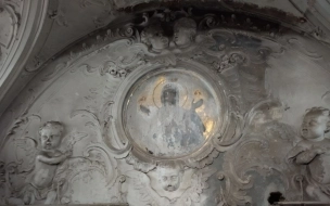 Лик Богородицы на золотом фоне нашли при реставрации в башне Смольного монастыря