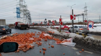 В Колпино грузовик уронил на дороге кирпичи