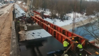 Мост через реку Сабу устанавливают в Лужском районе