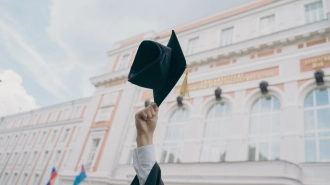 Лучших выпускников университетов наградили в Петропавловской крепости