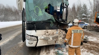 Автобус столкнулся со снегоуборочной машиной на трассе "Кола"
