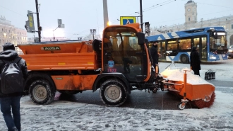 На расчистку улиц Петербурга перед снегопадом вышли 1240 специалистов