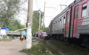 Электричка придавила автомобиль на перегоне в Ленобласти 