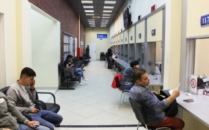 Десятки мигрантов стояли в очереди у Единого миграционного центра в Петербурге 