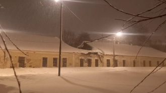 Снег обвалил крышу Инженерного дома в Выборге
