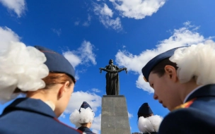 Беглов возложил цветы к монументу "Мать-Родина" в День памяти жертв геноцида советского народа