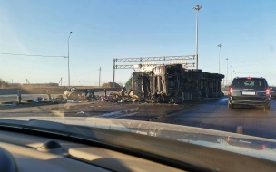 На Киевском шоссе в сторону Гатчины перекрыта дорога из-за перевёрнутой фуры